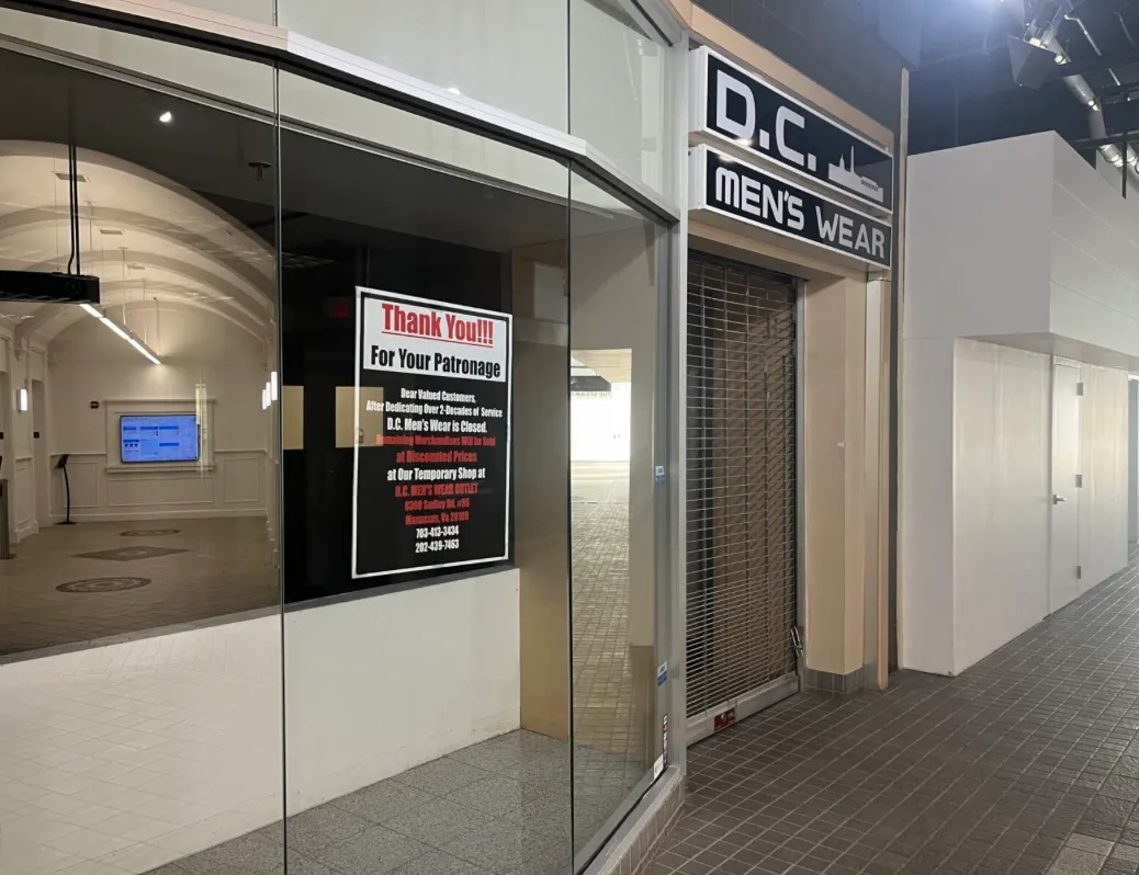 Los inquilinos del centro comercial Crystal City en Arlington se enfrentan al desahucio