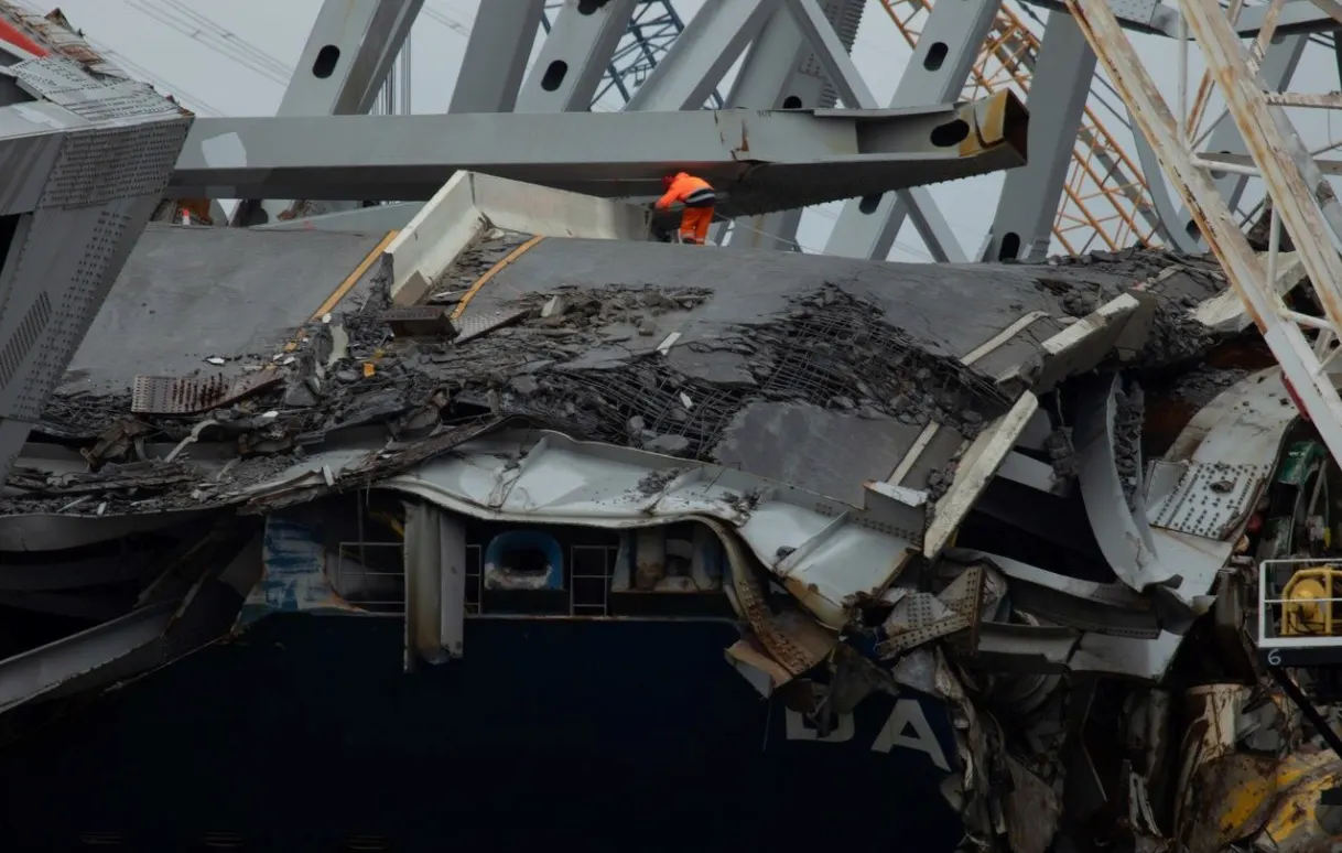 Los equipos de salvamento se acercan al retiro de la parte colapsada del puente de Baltimore