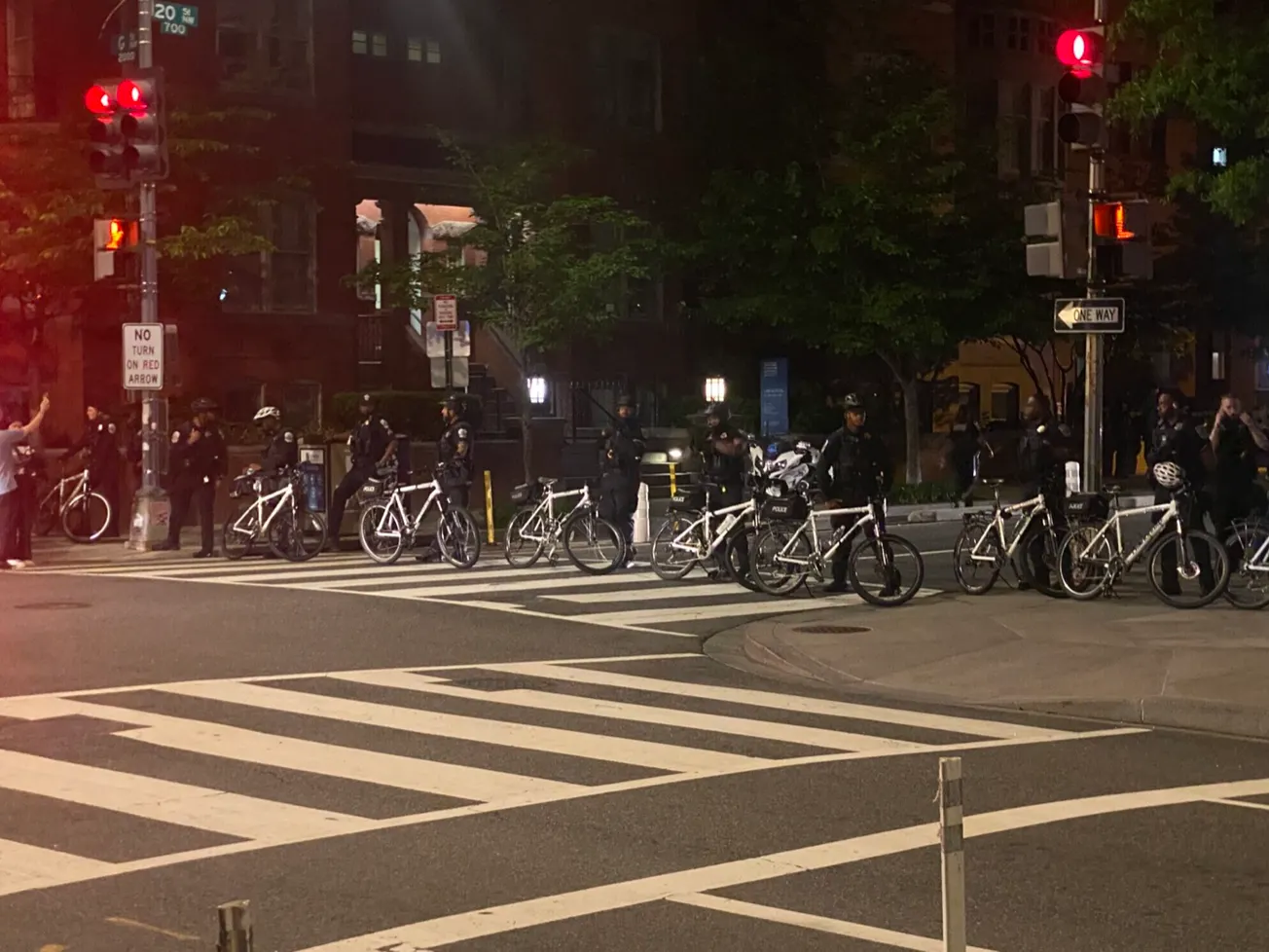 La policía de DC dispersa a los manifestantes de la Universidad George Washington
