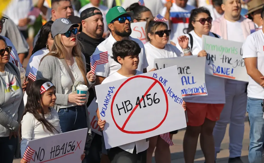 Una gran multitud protestó en el Capitolio de Oklahoma en contra de la ley antiinmigración