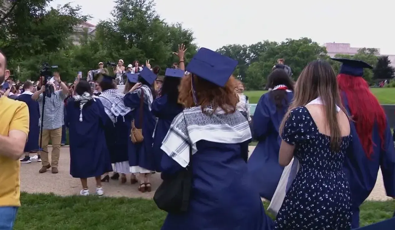 Más de 100 graduados de la GWU abandonaron su graduación en protesta por el conflicto en Gaza