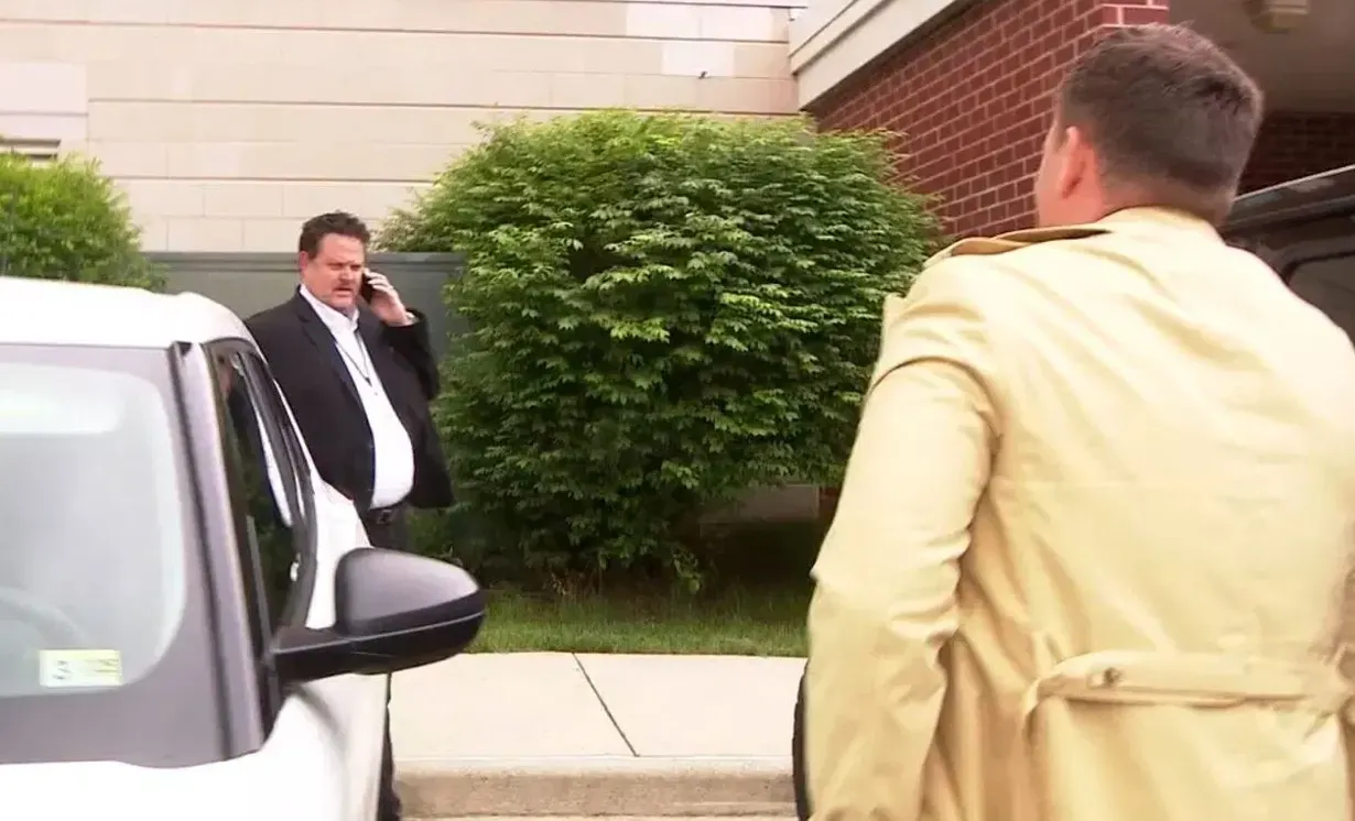 El superintendente de Loudoun se enfrenta a críticas por sus frecuentes viajes en medio de la crisis escolar