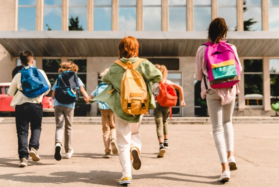Las escuelas públicas de Mid-Del incorporarán bolsos transparentes para el curso 2024-2025