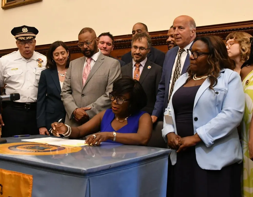 La alcaldesa de Filadelfia firma tres proyectos de ley de seguridad para abordar la violencia armada