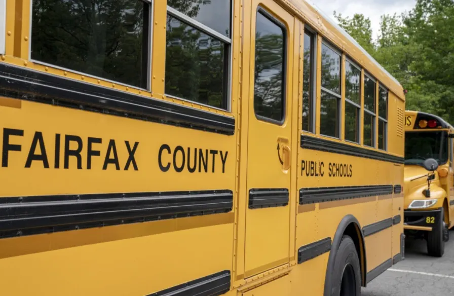 El condado de Fairfax implanta el tan esperado servicio de autobús escolar