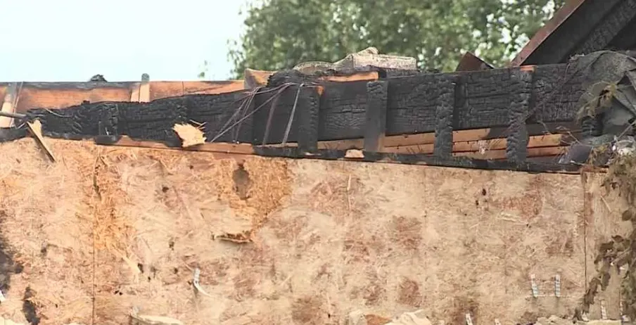 Los vientos huracanados en Oklahoma arrancaron los materiales de los tejados de los edificios