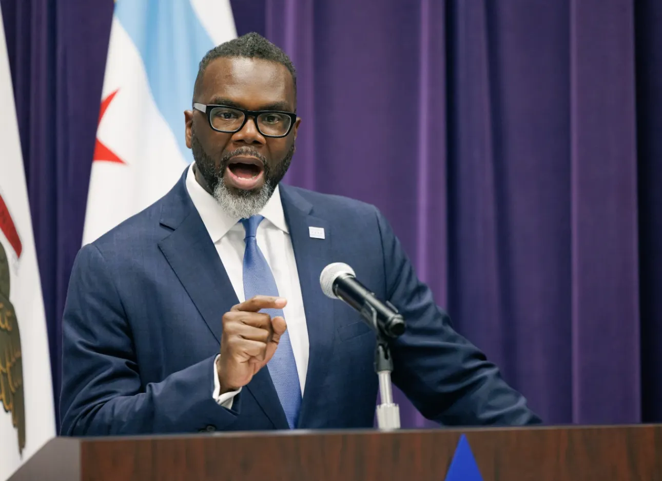 El alcalde Johnson promete consecuencias por la violencia durante el fin de semana festivo en Chicago