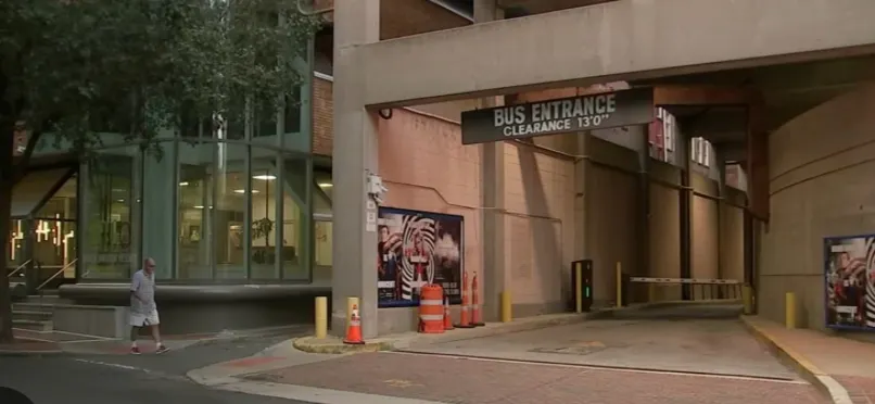 Los residentes de Old City, Filadelfia, protestan por un posible terminal de autobuses en la zona