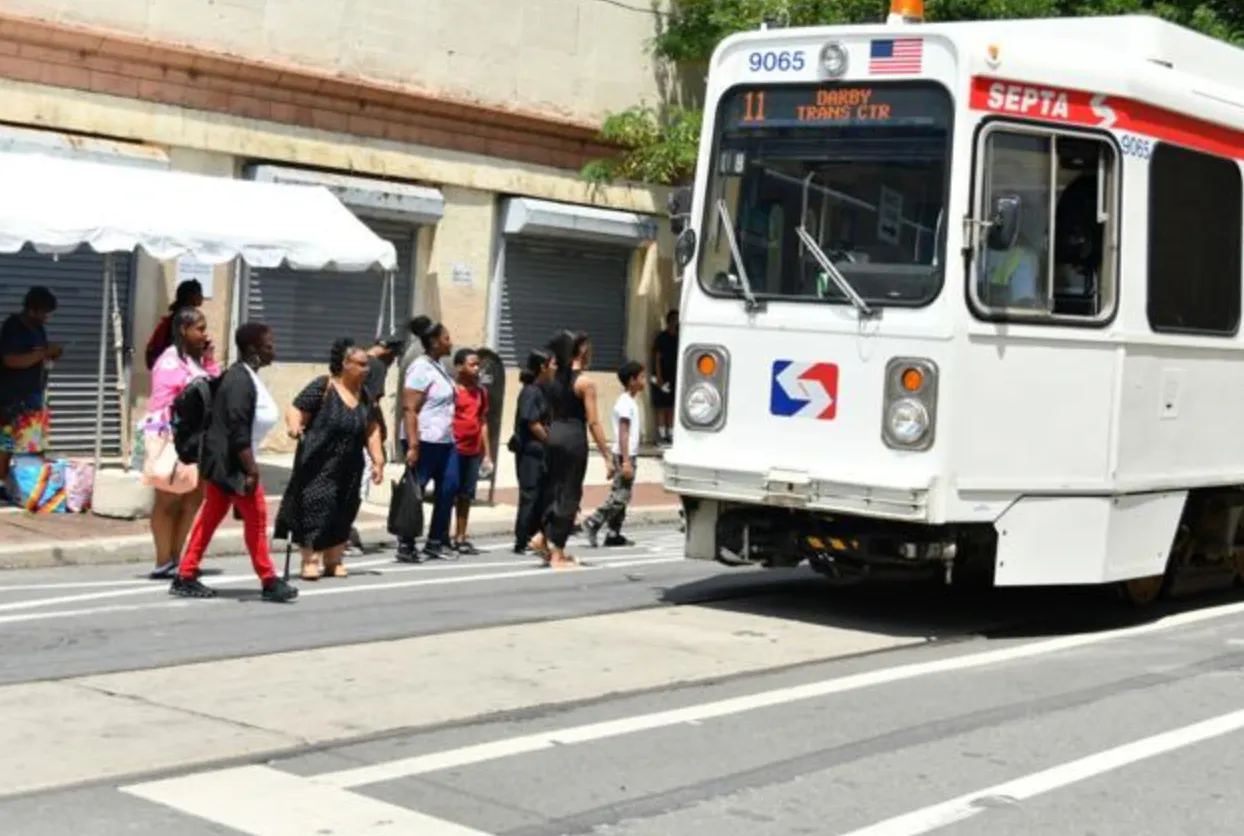 La ola de calor intensifica los problemas del transporte público en Filadelfia