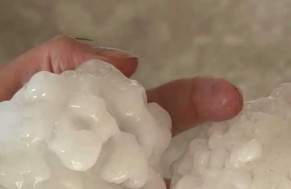 Los residentes se tambalean mientras granizos de gran tamaño azotan comunidades de todo Oklahoma