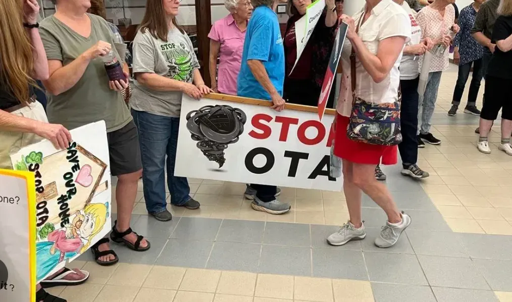 Los residentes se concentran contra la ampliación de la autopista en Norman