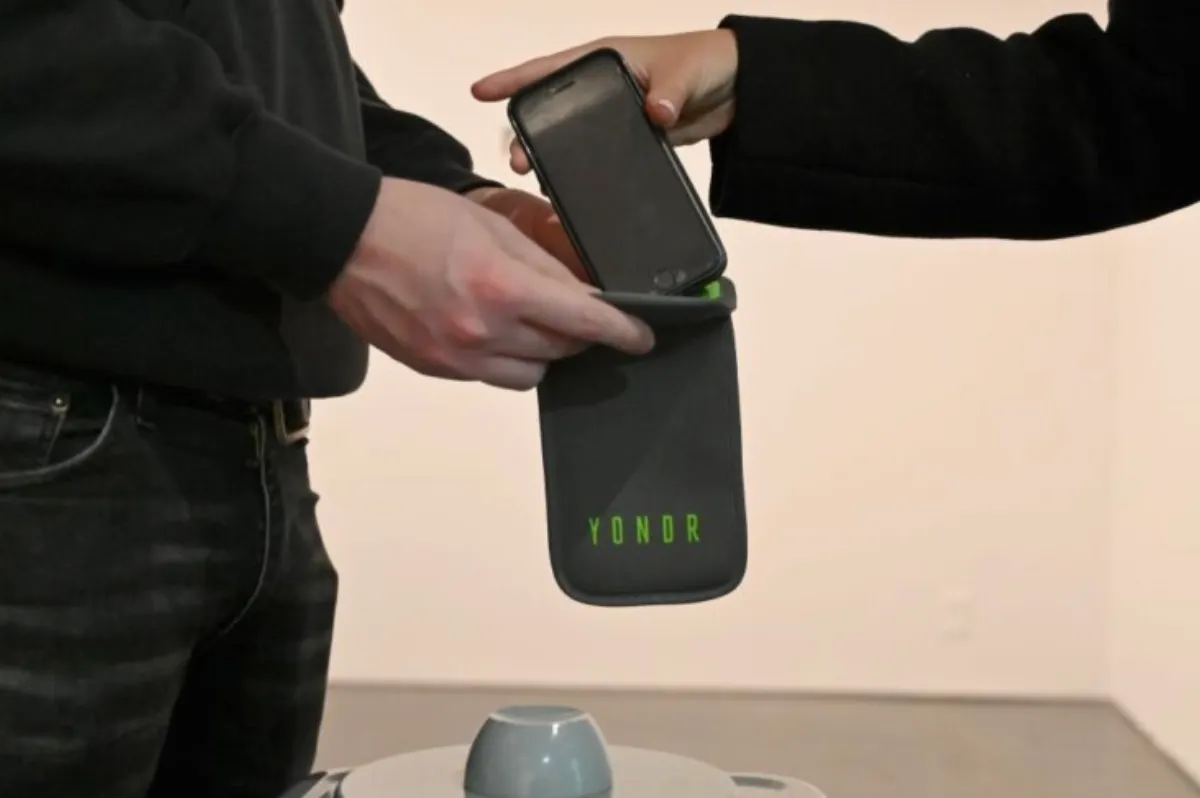 El condado de Fairfax introduce las fundas Yondr en las escuelas medias para reducir las distracciones