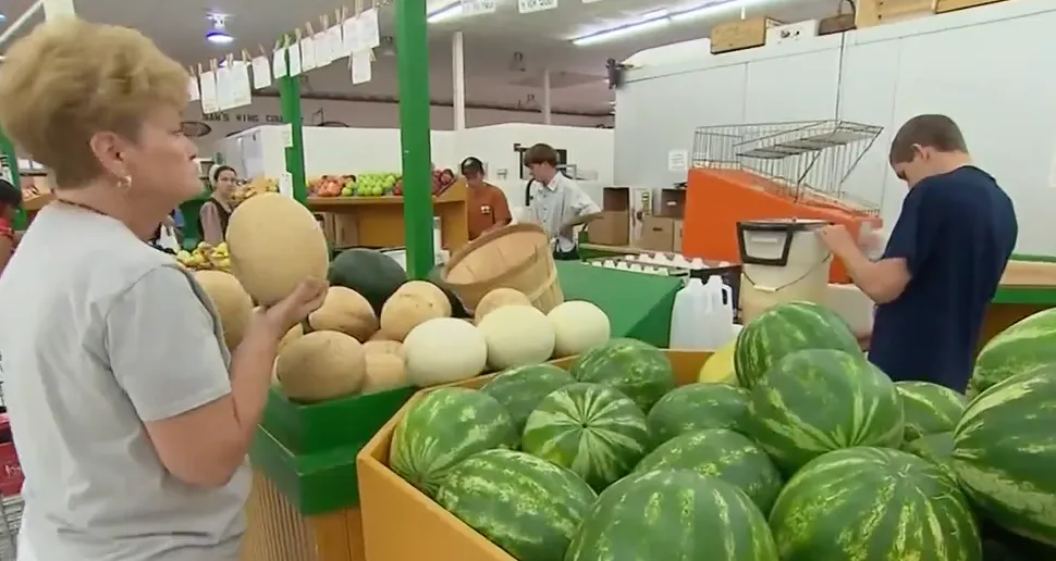 El gobernador de Illinois, JB Pritzker, suprime el impuesto estatal sobre los comestibles a partir de 2026