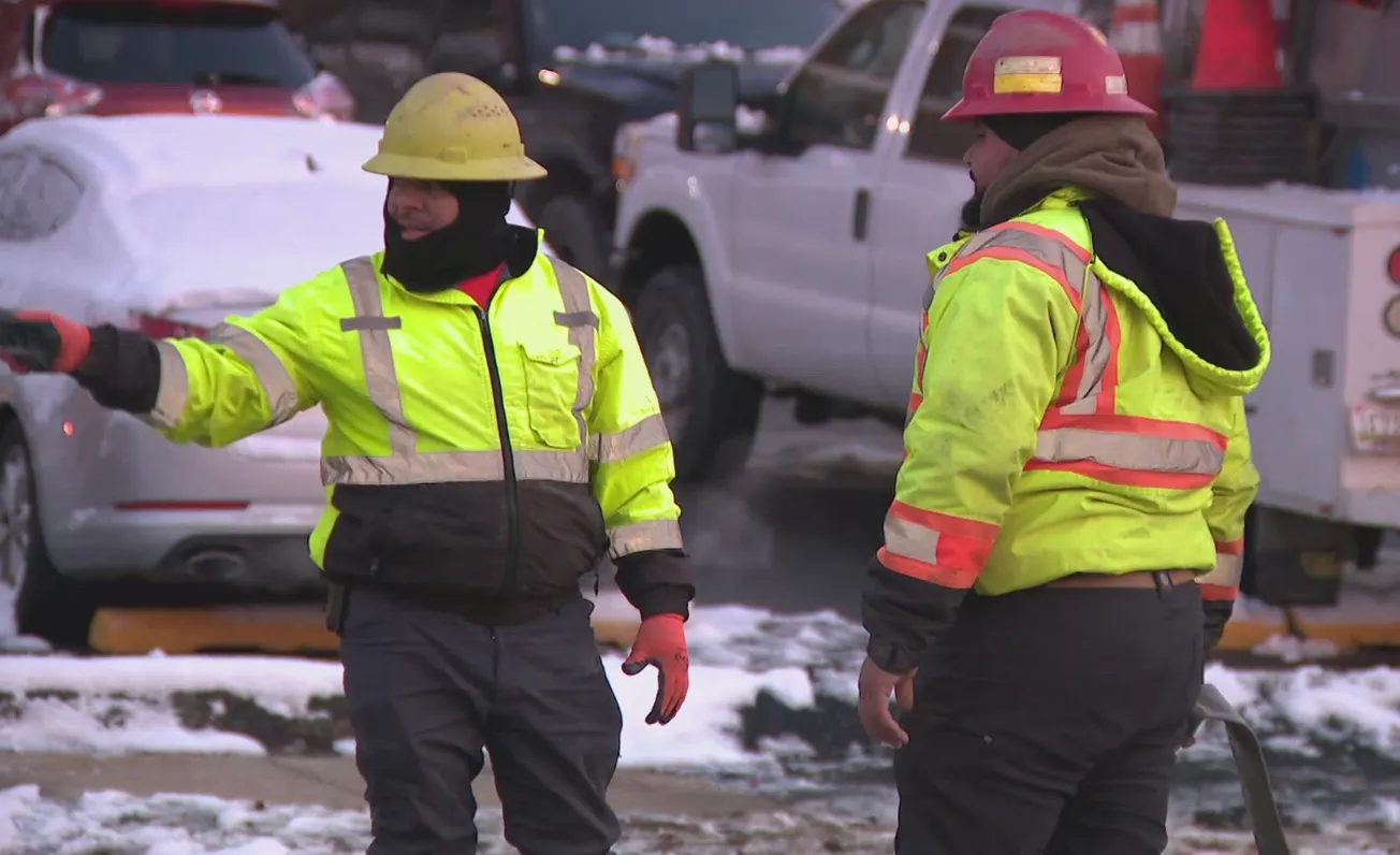 Equipos de saneamiento atienden un desbordamiento de 10.000 galones de agua del alcantarillado en Germantown