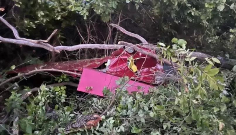 Los equipos de respuesta a emergencias abordan el accidente aéreo cerca del aeropuerto de Guthrie-Edmond