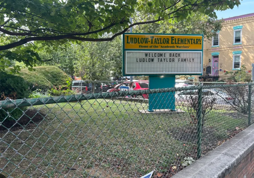 La policía de DC mejora la seguridad escolar con llamadas diarias de vigilancia