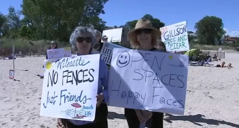 Los residentes de Wilmette protestan contra las nuevas tasas y el vallado de la playa