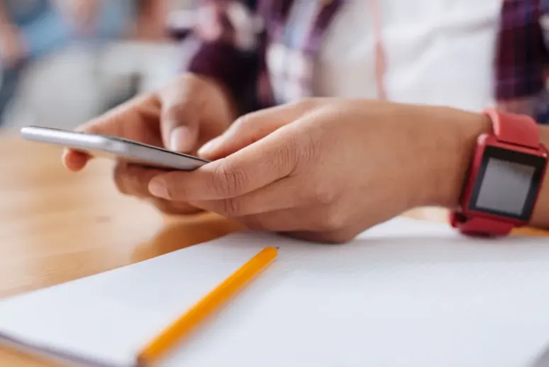 Guía de las nuevas políticas sobre teléfonos móviles en las escuelas del área de DC