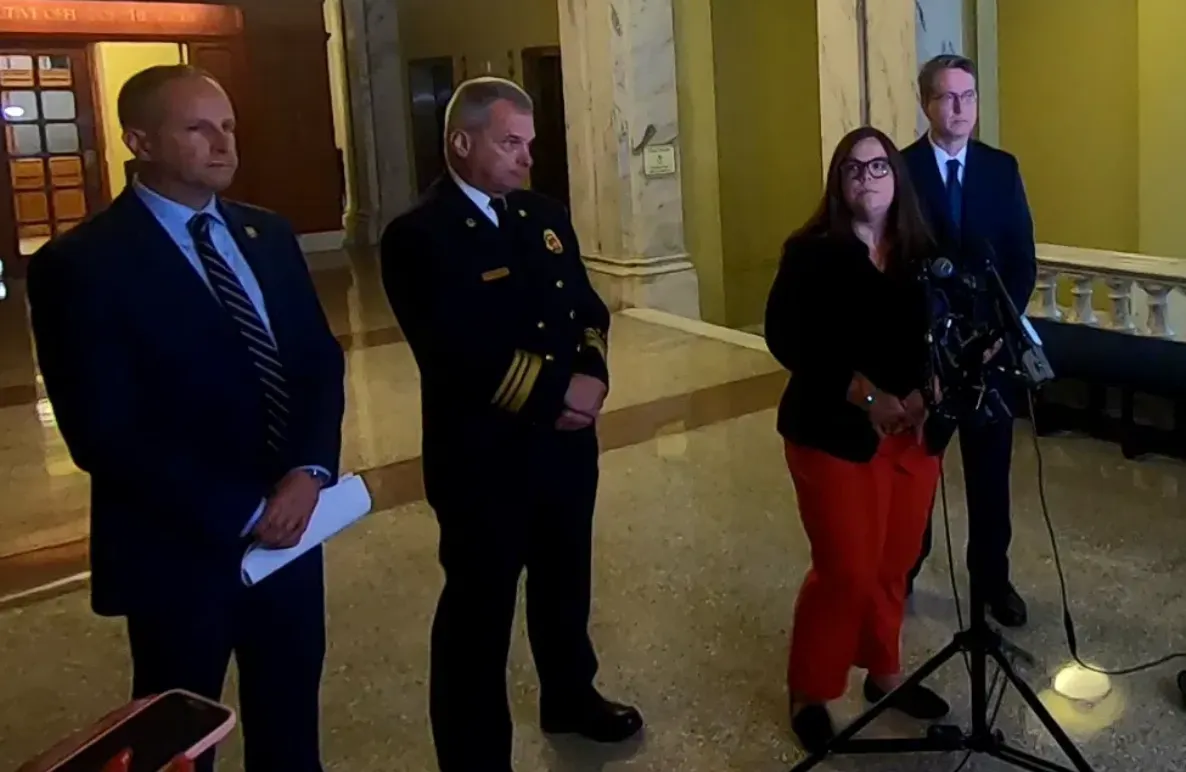 Los líderes de DC ponen en marcha un plan para prevenir los cortes en los 911