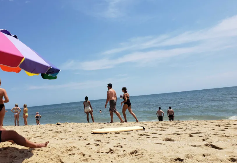 Las autoridades examinan los riesgos para la salud ante el cierre de playas en Maryland y Virginia