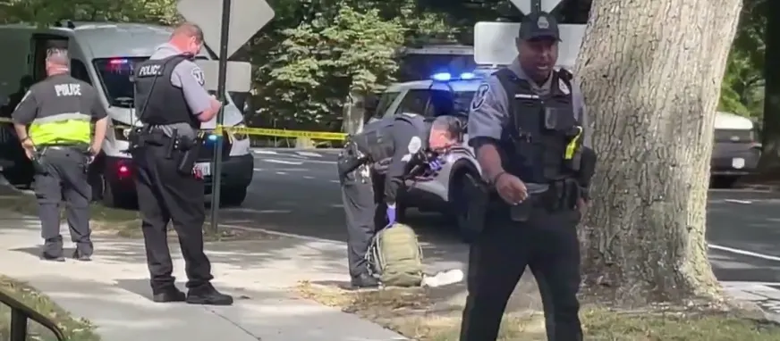 Apuñalan a una mujer sentada en un banco frente a la estación de metro de Friendship Heights