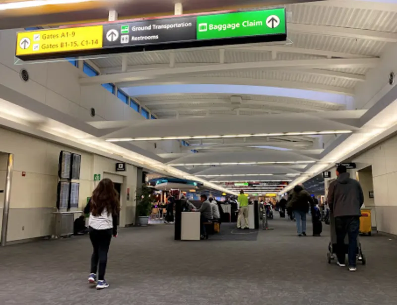 Empleados de aeropuertos del DMV exigen más seguridad contra el Covid-19