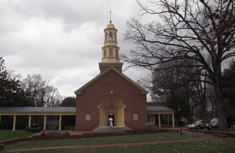 Iglesia de Fairfax intenta explicar la repentina partida del rector