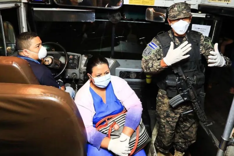 Corte Suprema de El Salvador prohíbe detención de quienes incumplan confinamiento