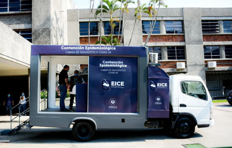Ministerio de Salud de El Salvador habilita dos cabinas móviles para toma pruebas de Covid-19