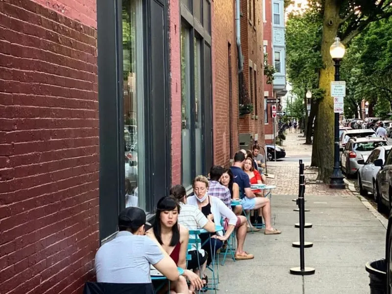 DC levantará la prohibición de comer en el interior de restaurantes este viernes