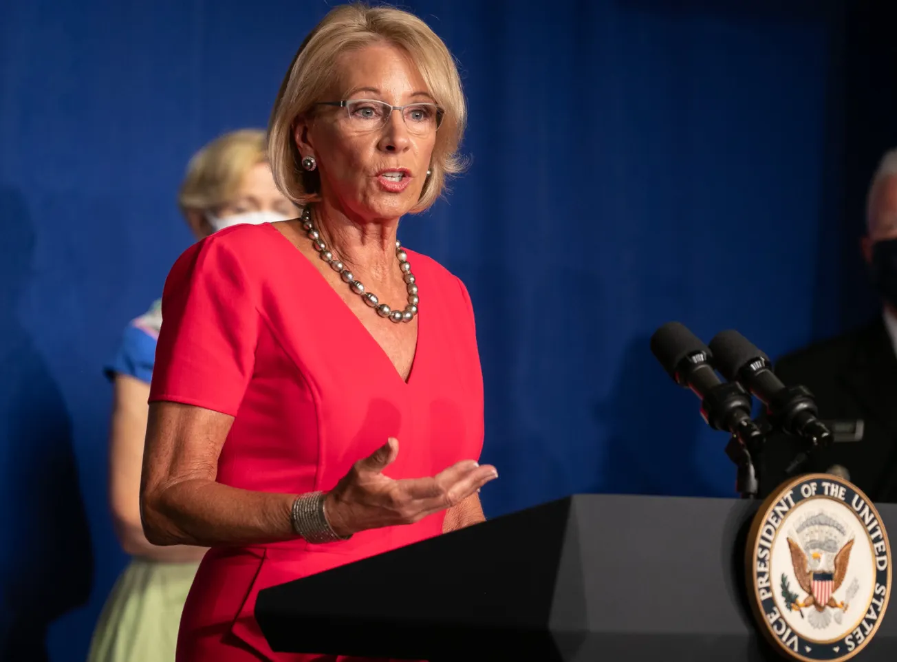 DeVos presiona para reabrir las escuelas mientras los estados reportan infecciones