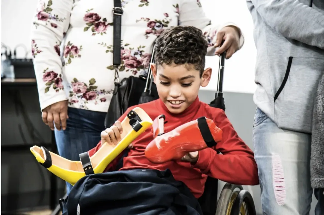 Startup latino "Prothesia" ayuda a niños a caminar a través de tecnología 3D