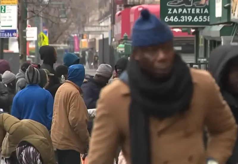 Más de 1.000 migrantes africanos manifestaron en el ayuntamiento de Nueva York por supuestas residencias prometidas