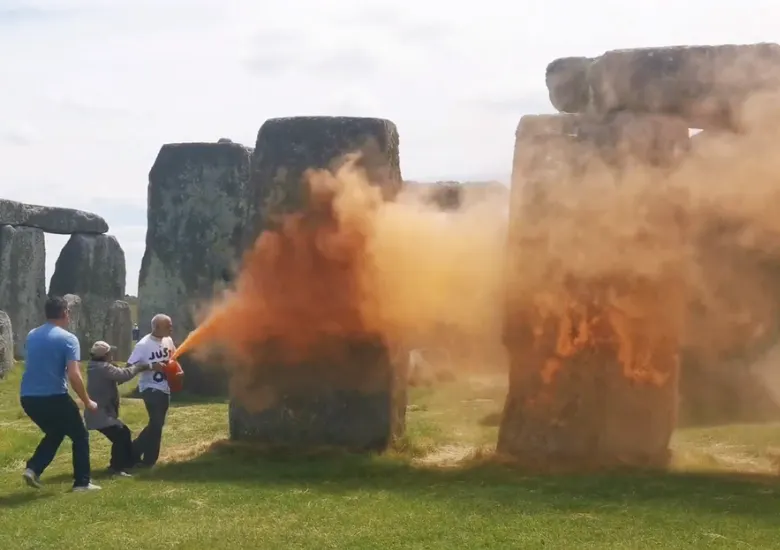 Manifestantes climáticos monumento Stonehenge