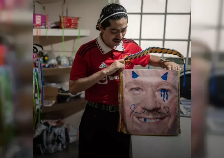Mizael Perea, el diseñador mexicano que crea moda sostenible con propagandas electorales