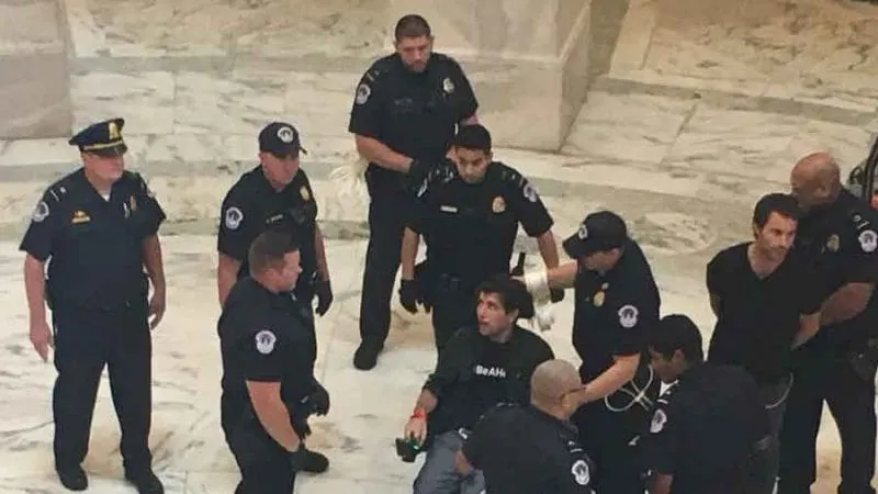 Policía del Capitolio saca a activista Ady Barkan de la entidad durante protesta anti-Kavanaugh