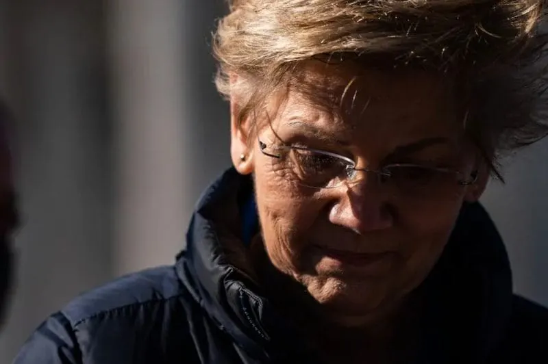 Elizabeth Warren y Cory Booker tienen COVID-19