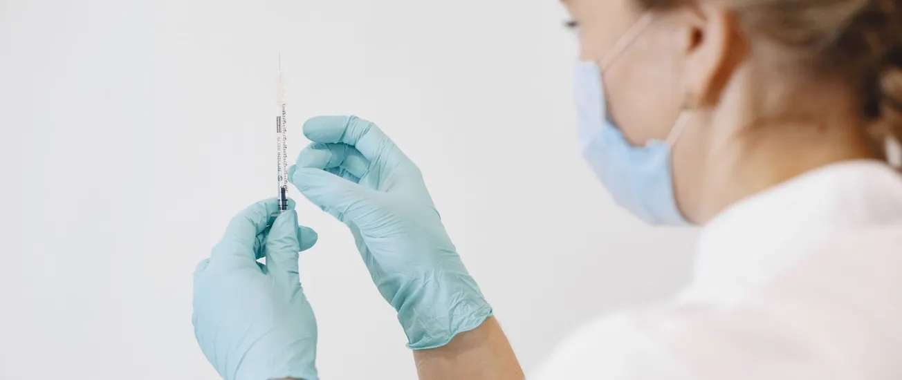 Vacunas contra el COVID-19 en niños y embarazadas: qué recomiendan los CDC y por qué contradicen a Kennedy