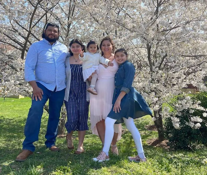 CAUTELOSOS. La salvadoreña Karla Orellana, dice que su familia (en la foto) continuará usando la mascarilla por protección a