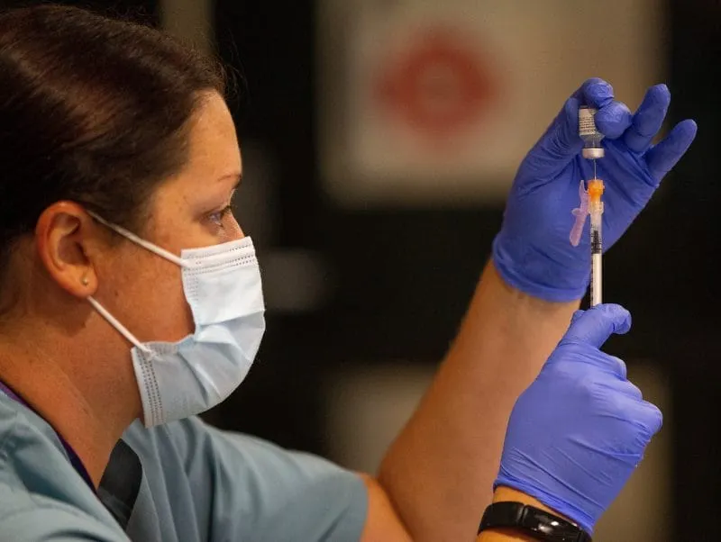 Entró en vigor el mandato de vacunación para trabajadores de la salud