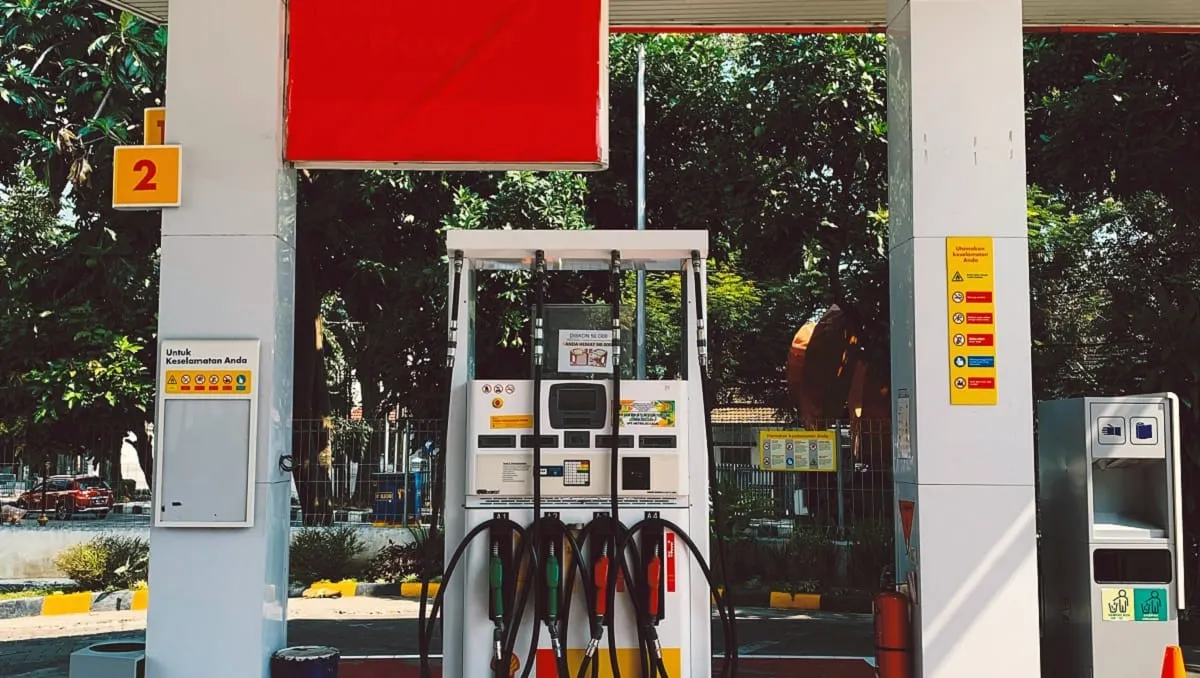 Gasolinera pide a los clientes bailar para obtener descuento. Así lo hicieron