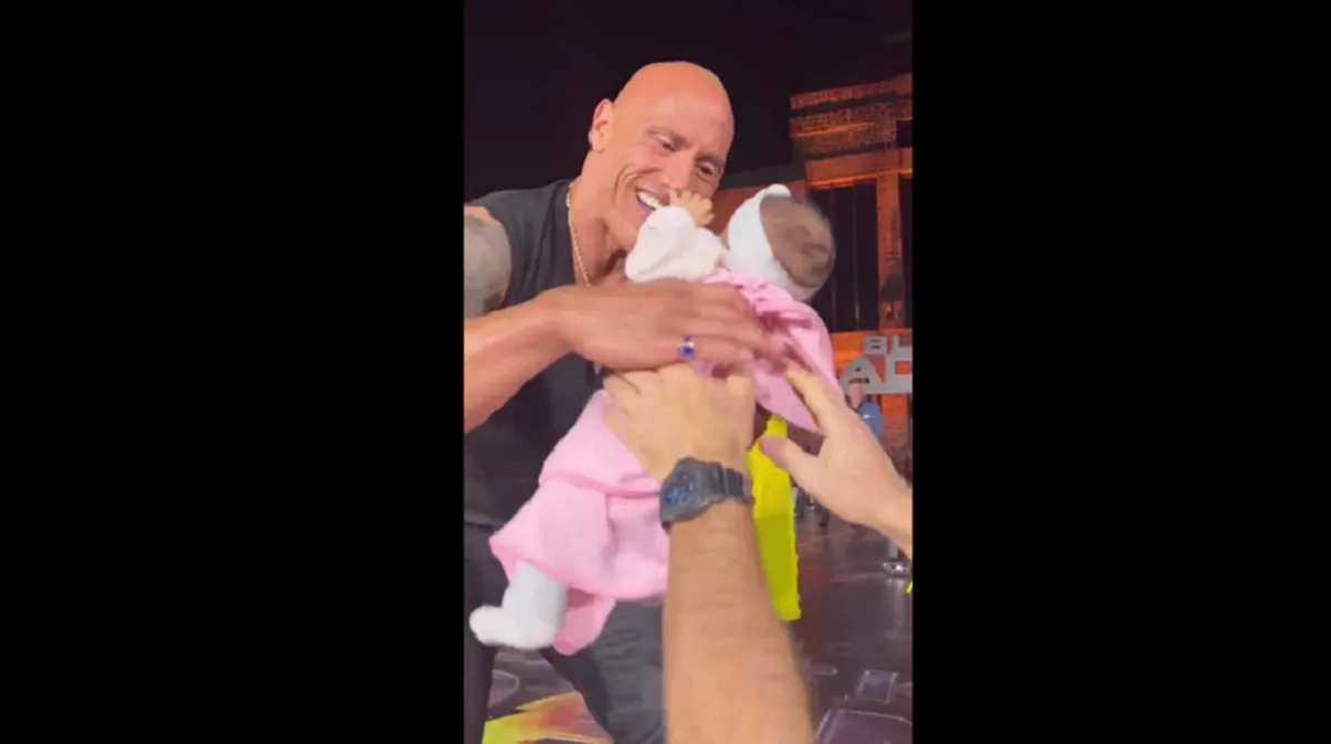 Hombre envió surfeando a su bebé hasta Dwayne ‘The Rock’ Johnson en un evento en México