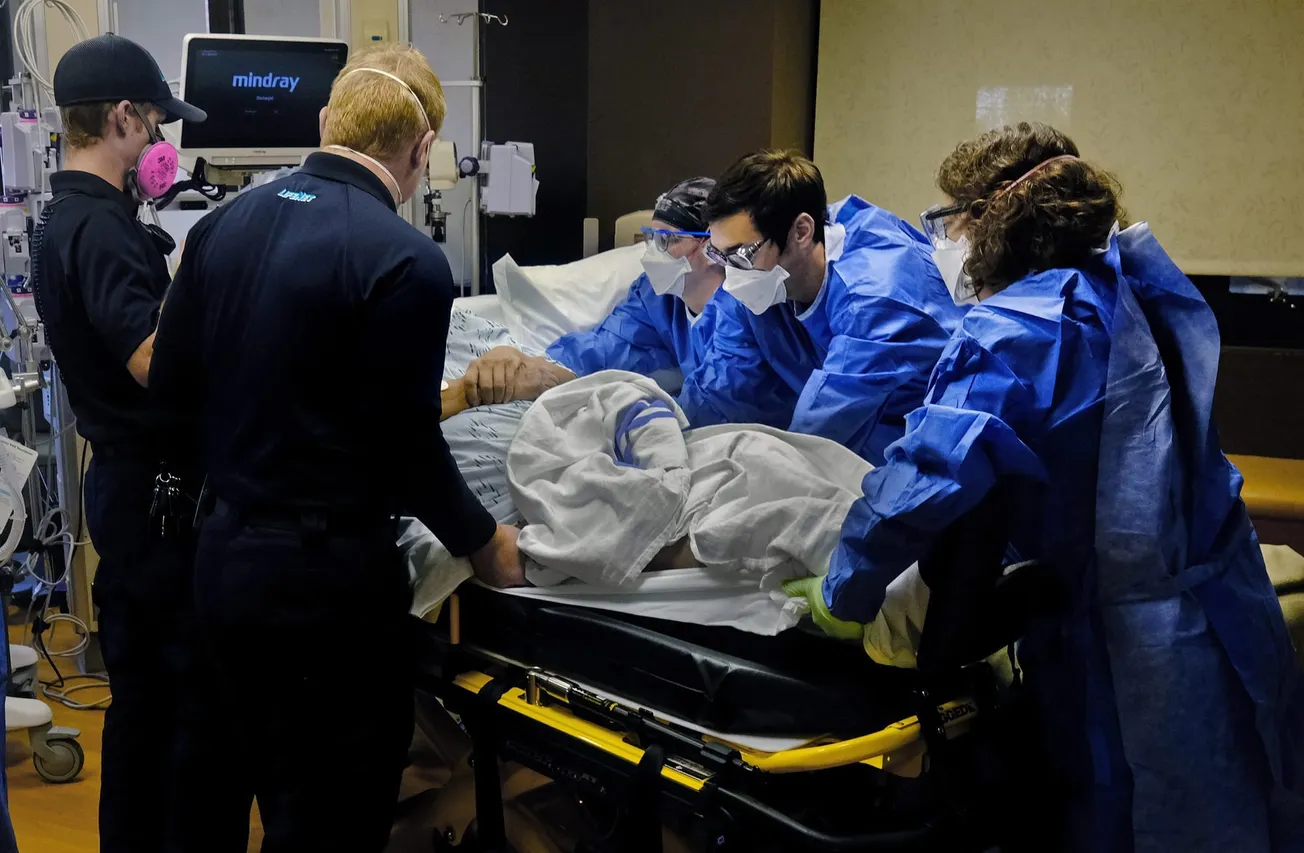 A medida que disminuye el uso de mascarillas debemos tener cuidado en espacios interiores