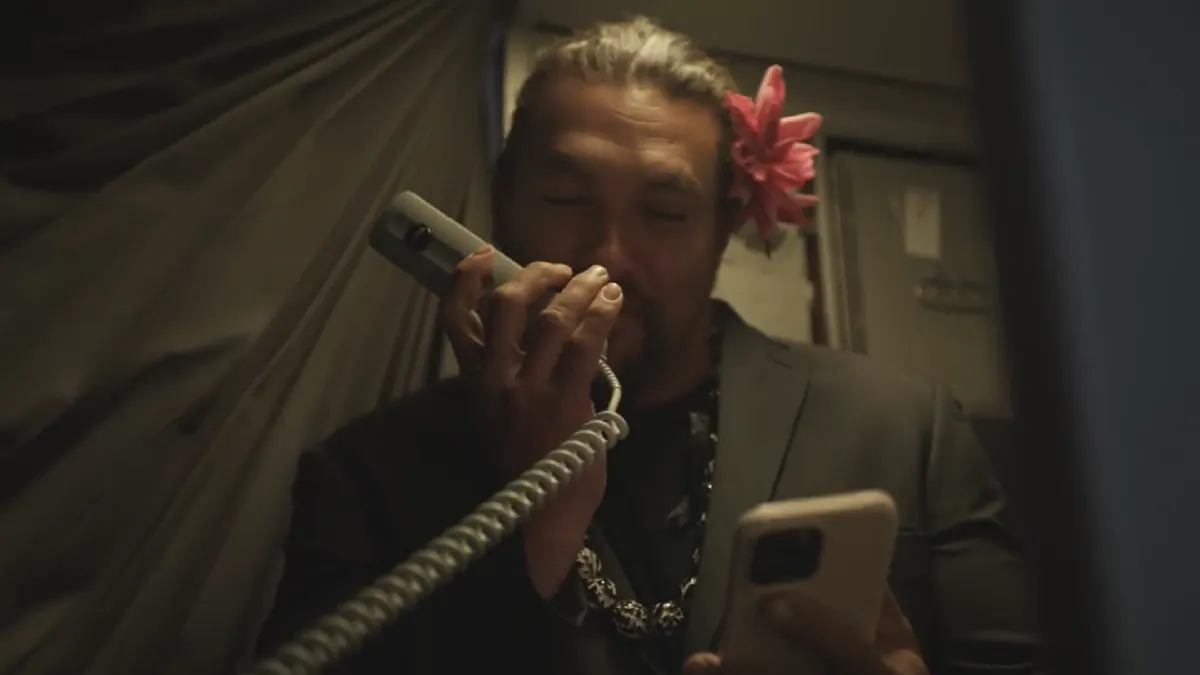 Jason Momoa sorprendió a tripulantes de un avión tras actuar como asistente de vuelos