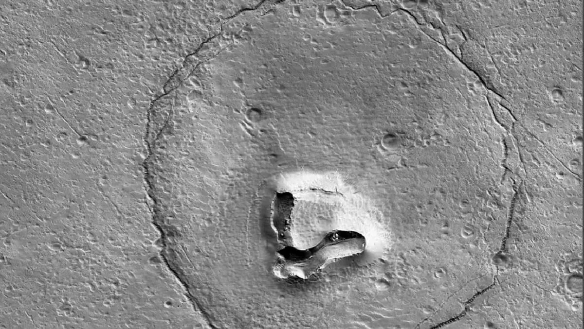 La NASA capta foto de una zona rocosa en Marte similar a la cara de un oso. Aquí la explicación