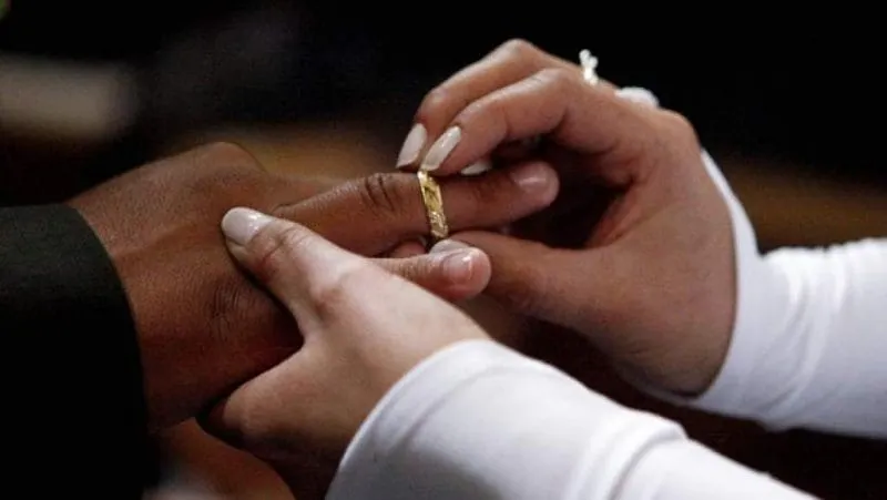 Pareja se divorcia tres minutos después de haberse casado