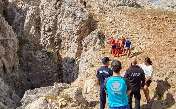 Inicia rescate del estadounidense Mark Dickey en una cueva en Turquía