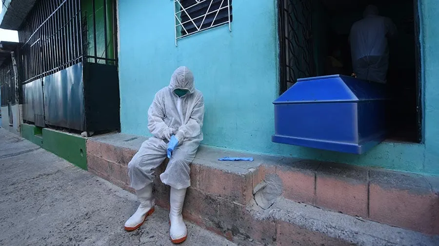 El drama de las familias salvadoreñas por el levantamiento tardío de cadáveres bajo sospecha de COVID-19
