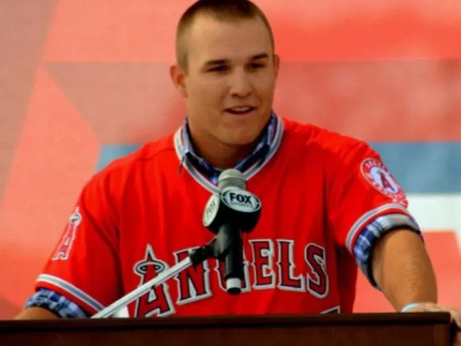 Mike Trout se convierte en el deportista mejor pagado de la historia