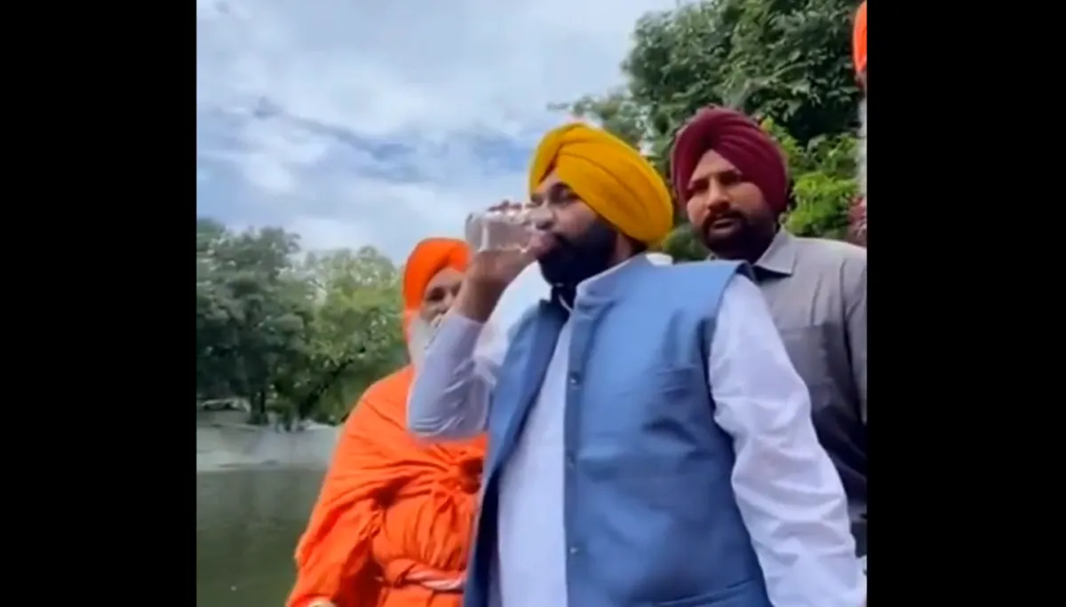 Ministro indio bebió agua de un ‘río sagrado’ para demostrar que estaba limpia y fue hospitalizado